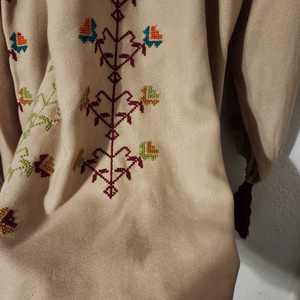 Ivy Jane Embroidered Boho Tassel Decorated Blouse - Picture 5 of 7